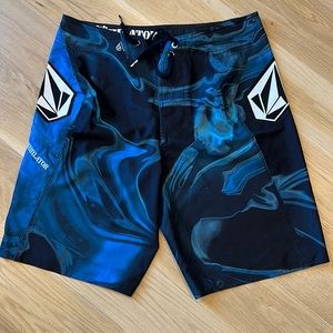 Like new condition Men’s Volcom boardshorts